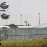 L'"Alcatraz des alligators" avait été monté à la va-vite en juin, avec lits superposés, cages grillagées et pavillons de toile blanche, sur un aérodrome abandonné au milieu de la région marécageuse des Everglades (archives). KEYSTONE/EPA/CRISTOBAL HERRERA-ULASHKEVICH